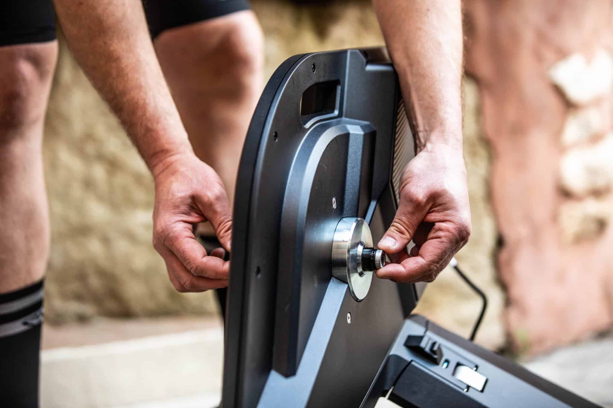 Home trainer Tacx NEO 2T Smart avec accessoires