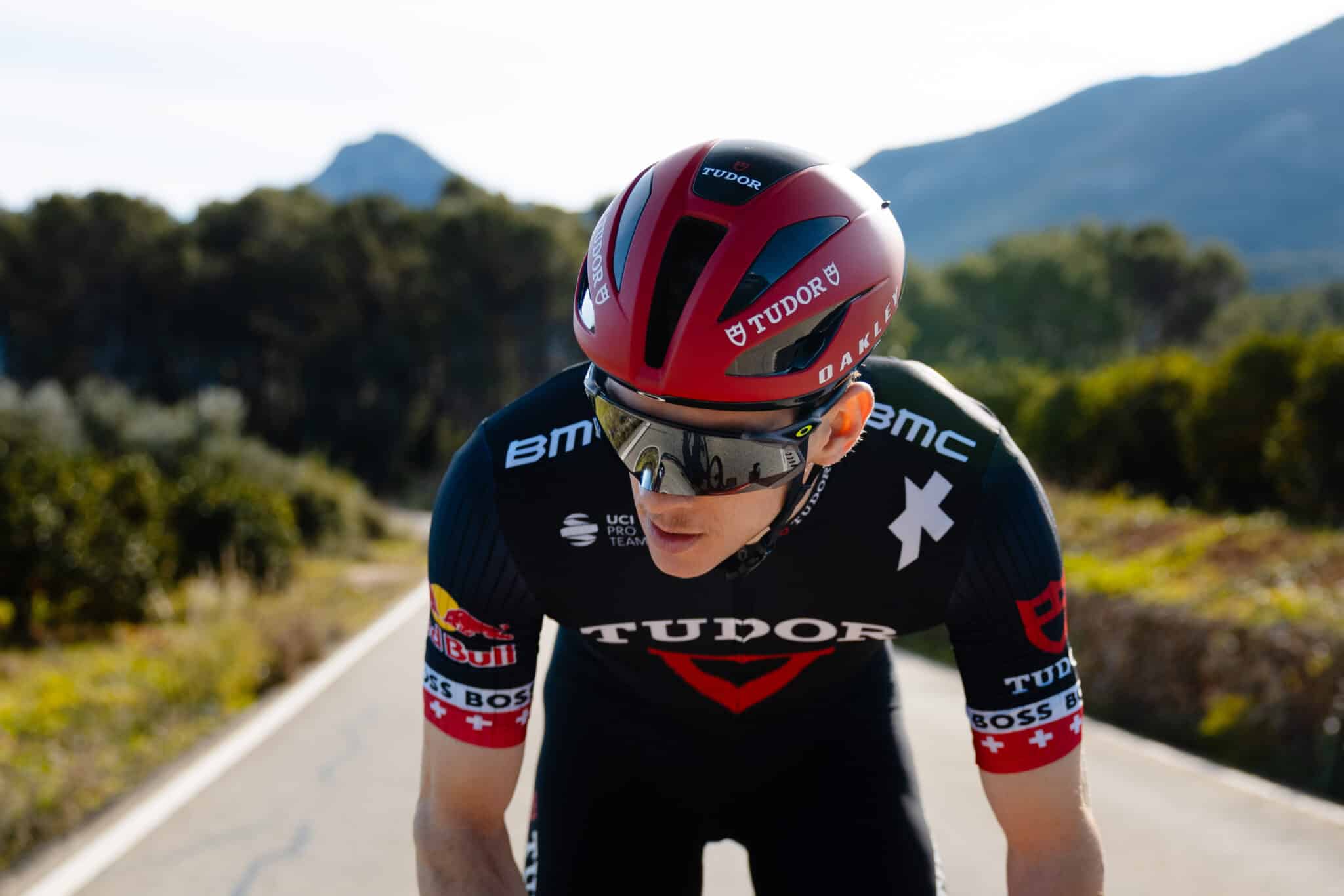 Top Vélo | Partenariat Oakley Tudor Pro Cycling Lunettes et Casques scaled