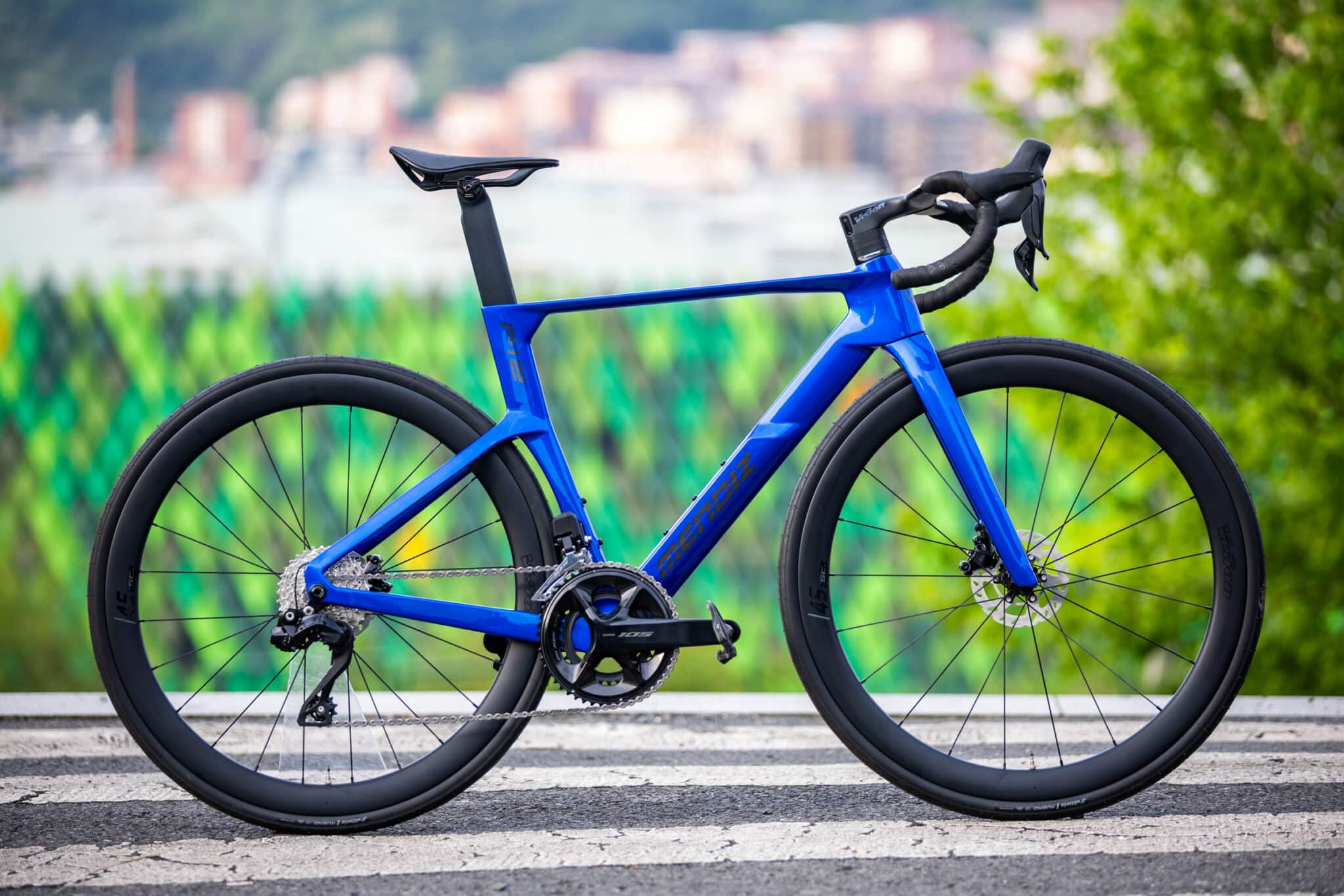 Top Vélo | Mendiz 2026 F12 SL scaled Bicis Mendiz F12 & F14SL road bike during brand photoshoot