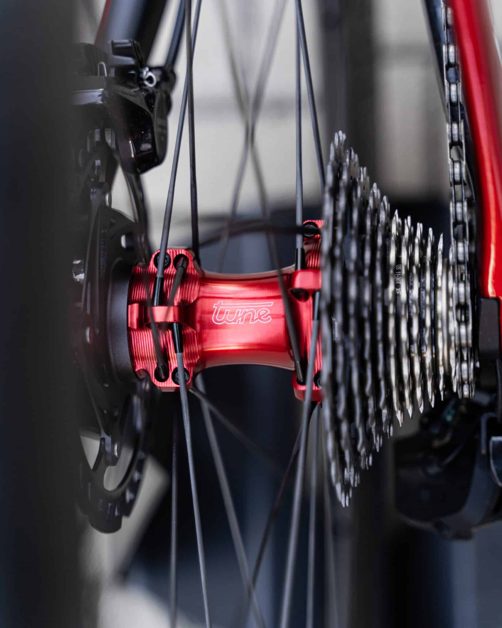 Top Vélo | Tune Nano Road 60 Pinarello Dogma F Moyeu Rouge Ar scaled Top Vélo | Tune Nano Road 60 Pinarello Dogma F Moyeu Rouge Ar scaled