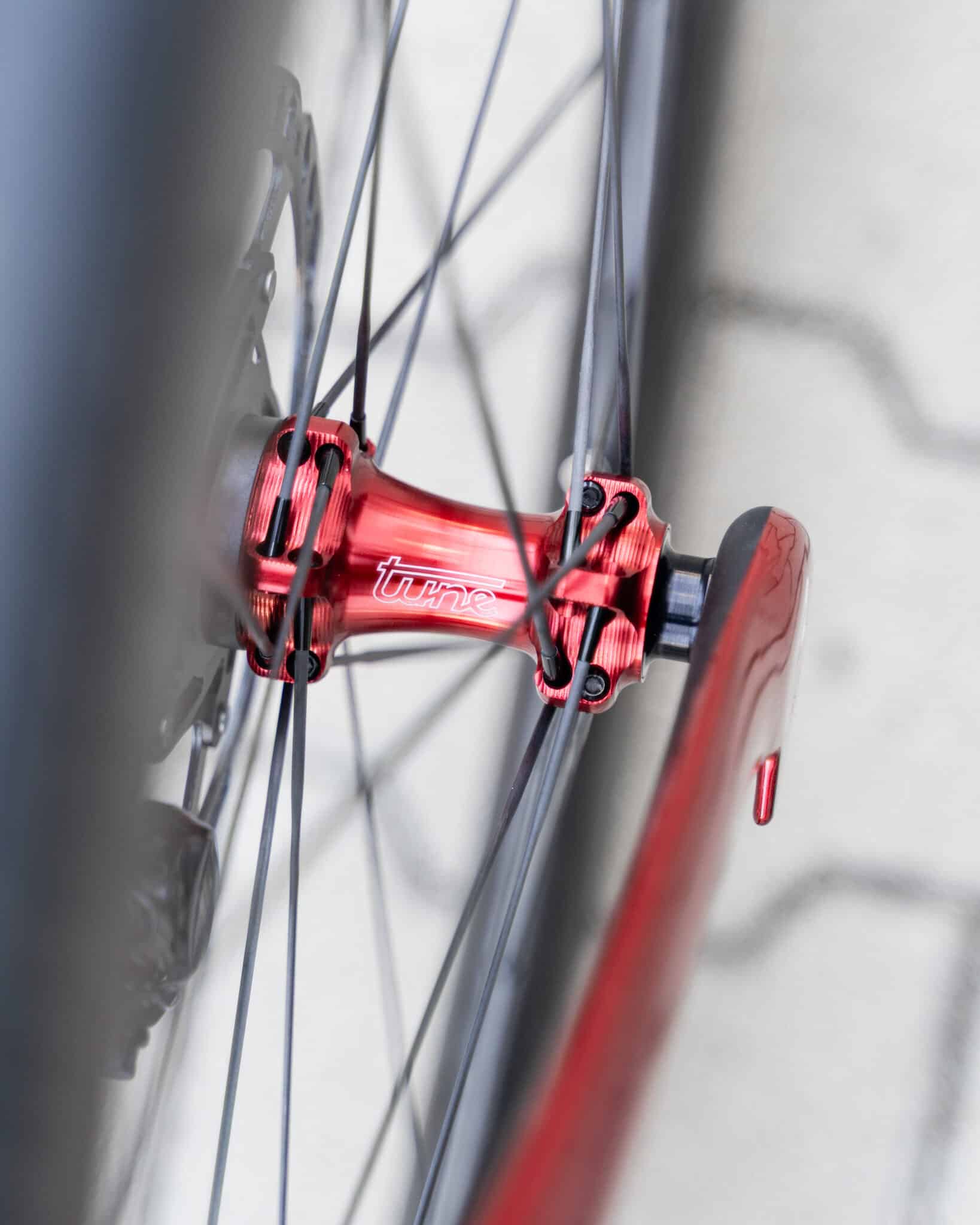 Top Vélo | Tune Nano Road 60 Pinarello Dogma F Moyeu Rouge Av scaled Top Vélo | Tune Nano Road 60 Pinarello Dogma F Moyeu Rouge Av scaled