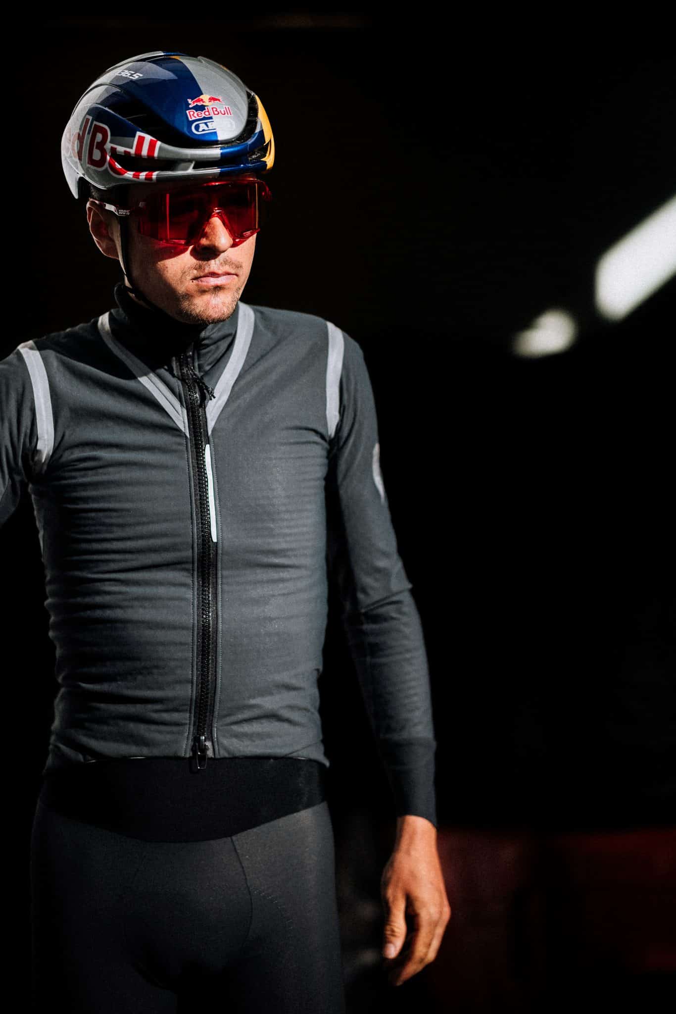 Top Vélo | Q36.5 Vampire Jacket Hooded Tom Pidcock 3 scaled Top Vélo | Q36.5 Vampire Jacket Hooded Tom Pidcock 3 scaled